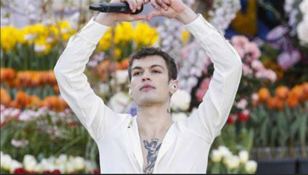 Blanco sings at St. Peter's Square 1